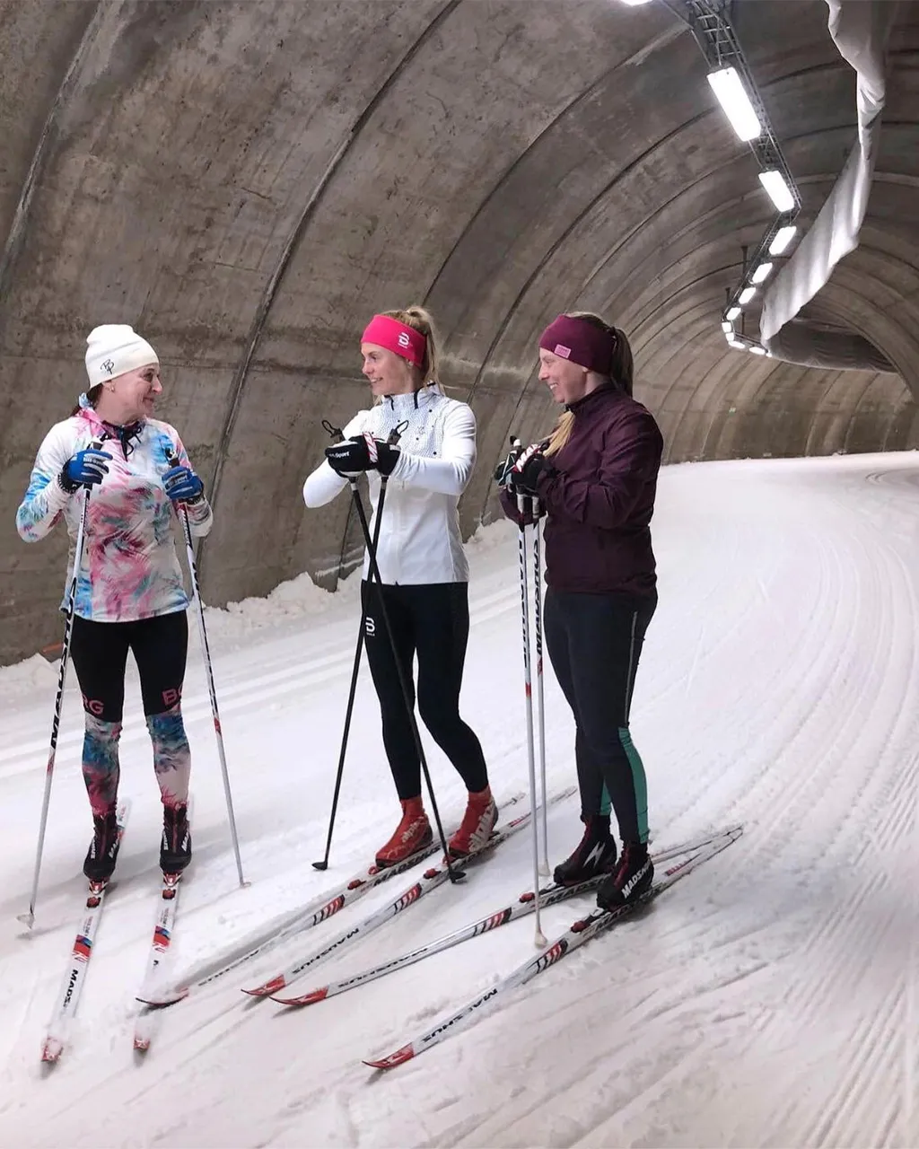 این تونل که از طاق های بتنی ساخته شده و شیب طبیعی دامنه تپه را دنبال می کند، اولین تونل اسکی سوئد است. همچنین در هنگام افتتاح طولانی ترین تونل اسکی در جهان بود. ساخت آن نیاز به نوآوری داشت.