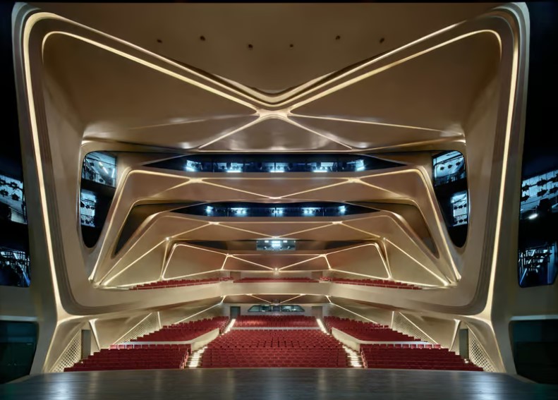 مرکز هنر شهری ژوهای جینوان شامل یک سالن تئاتر بزرگ با 1200 صندلی و یک سالن نمایش بلک باکس با 500 صندلی تاشو است