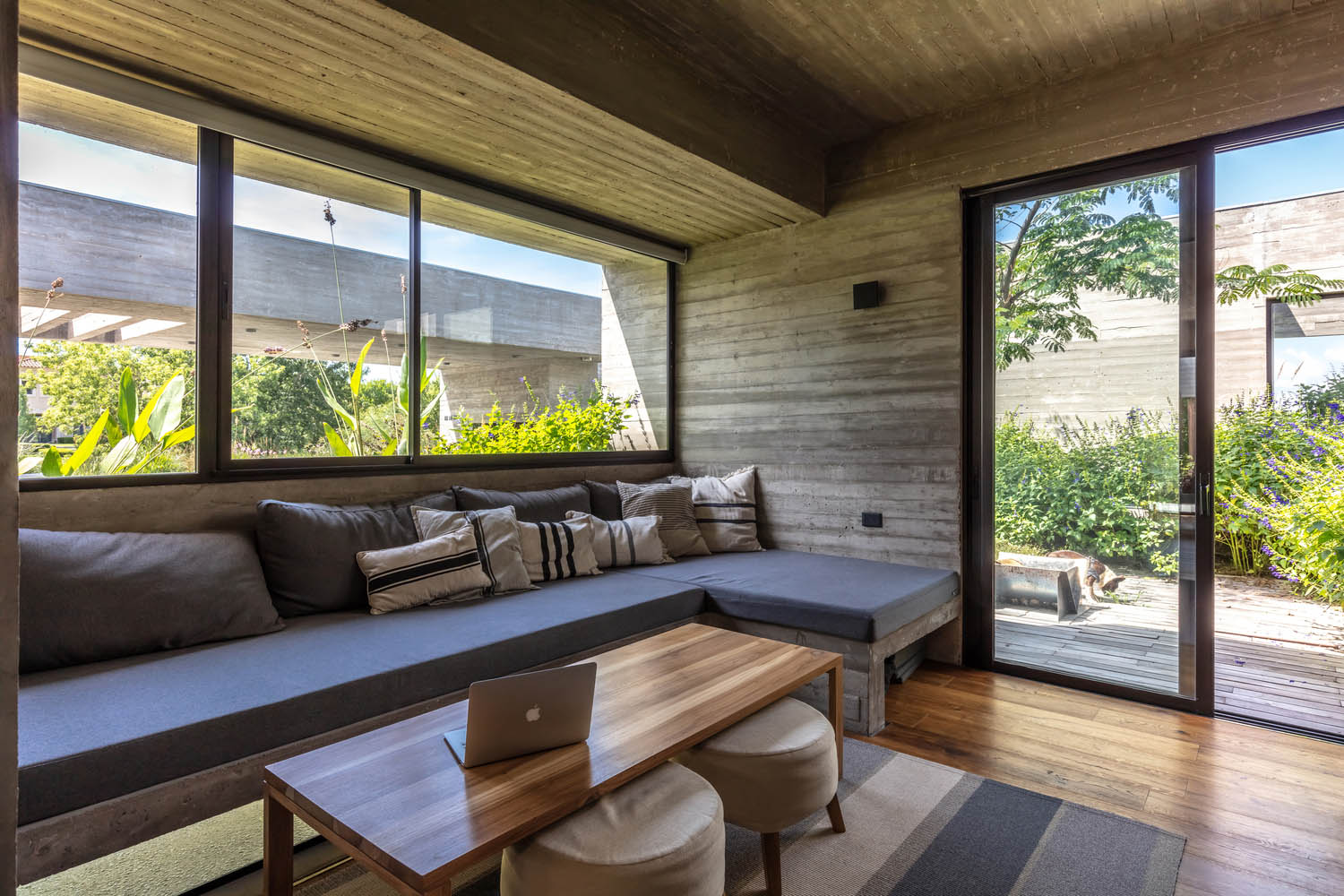 10 Houses with Sofas Built in to the Architecture - 14405