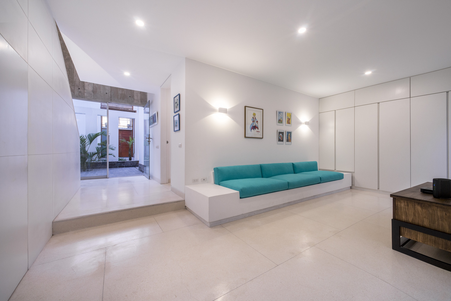 10 Houses with Sofas Built in to the Architecture - 14404