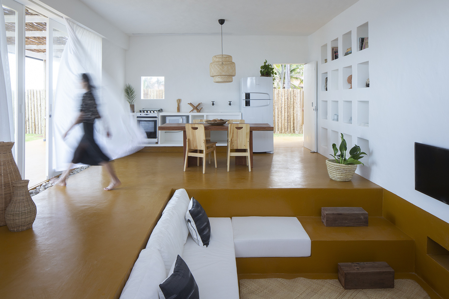 10 Houses with Sofas Built in to the Architecture - 14401