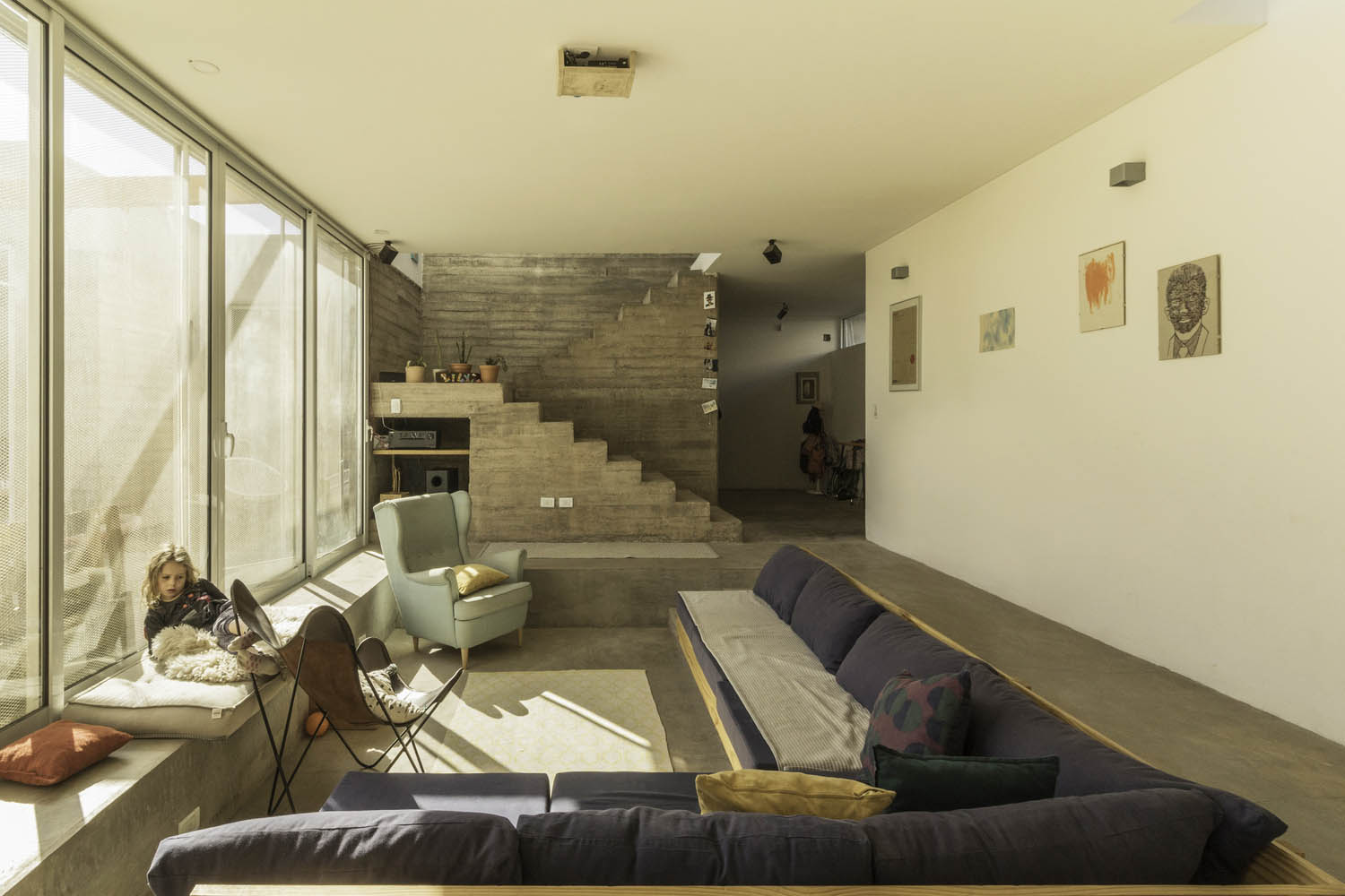 10 Houses with Sofas Built in to the Architecture - 14408