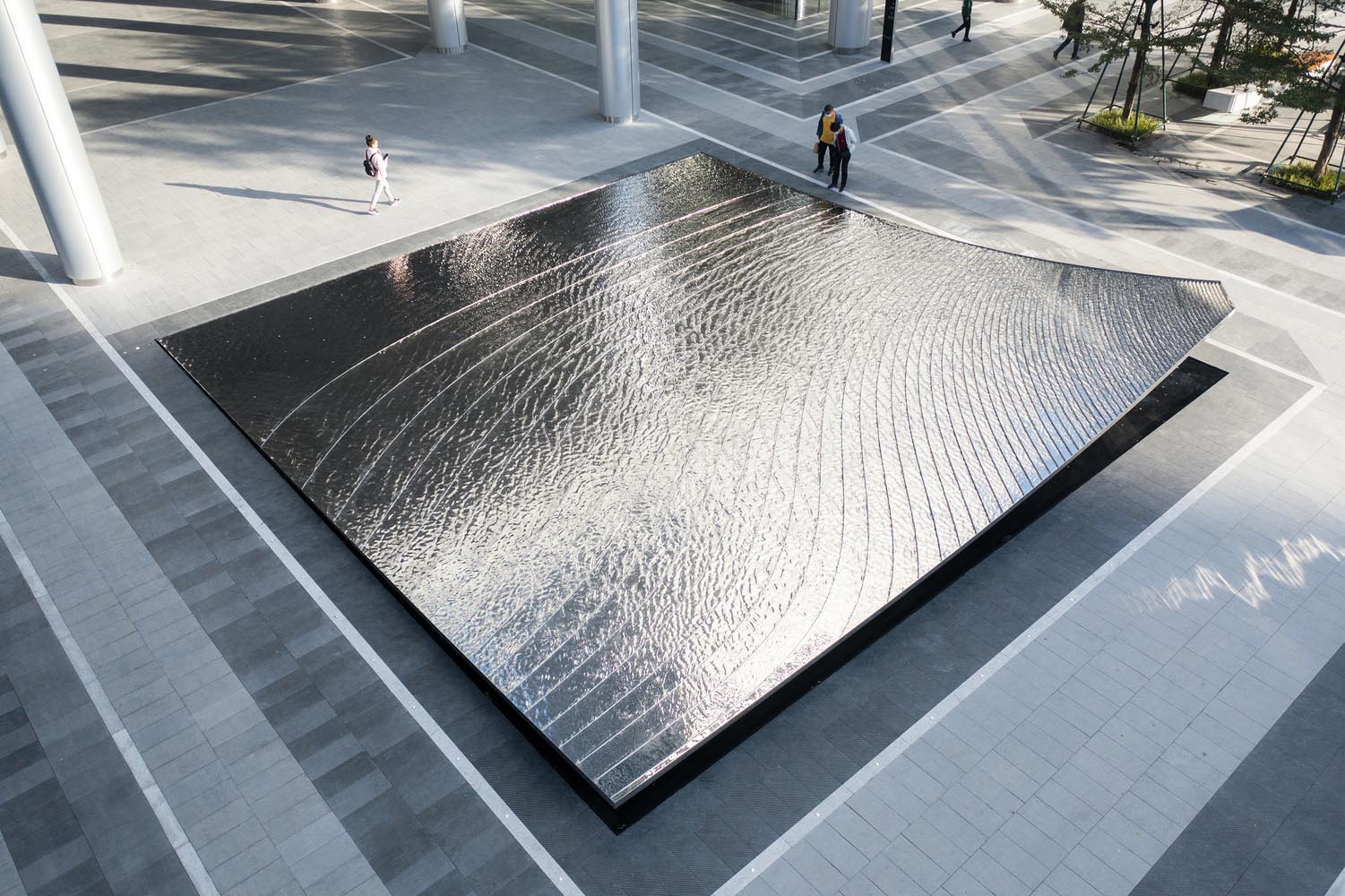 اثر هنری برجسته آب نمای مرکز گوانگژو وانکه طراحی شده توسط شرکت معماری Sushui Design