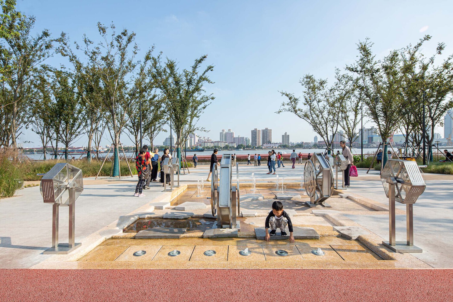 فضای عمومی کنار رودخانه یانگپو طراحی شده توسط شرکت معماری و محوطه سازی Da landscape
