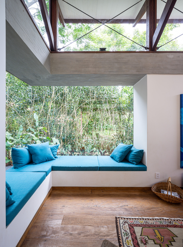 10 Houses with Sofas Built in to the Architecture - 14402