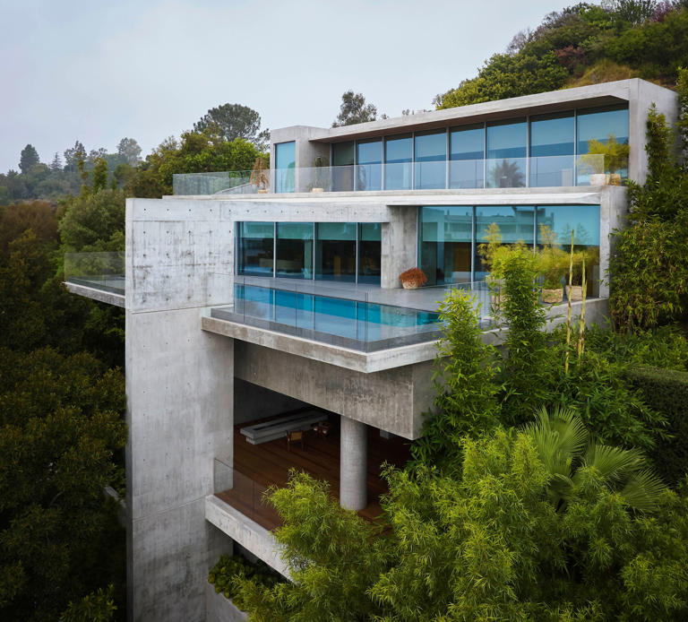 اشکال مثلثی در بخشهای بالایی این خانه در لسآنجلس، سختی و خطیبودن ترکیب معماری را تعدیل میکنند.