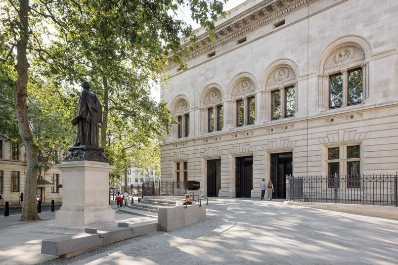 گالری ملی پرتره در لندن به استقبال بازدیدکنندگان از فضای کاملا بازسازی شده خود می رود. 