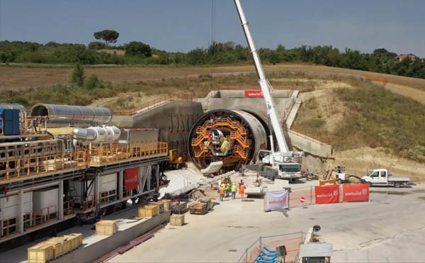 بزرگترین ماشین حفاری تونل (TBM) در ایتالیا، برای حفر تونل 2 کیلومتری در مسیر جدید شهر باری به شهر ناپل راه اندازی شد. 