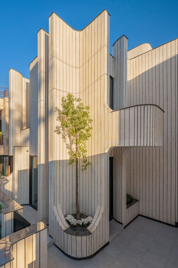 Flowing brick facade creates shaded alcoves for home in Iraqi Kurdistan by Zakaa - 5630