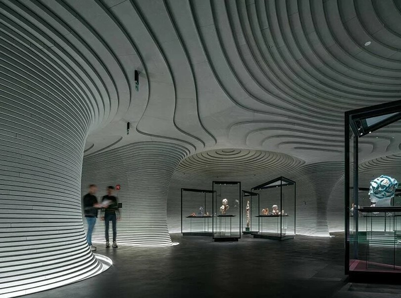 نگاهی به داخل غارهای موزه هنریِ جدیدِ بنیاد لوئیجی رواتی در میلان، که توسط شرکت معماری ماریو کوچینلا طراحی شدخ است .