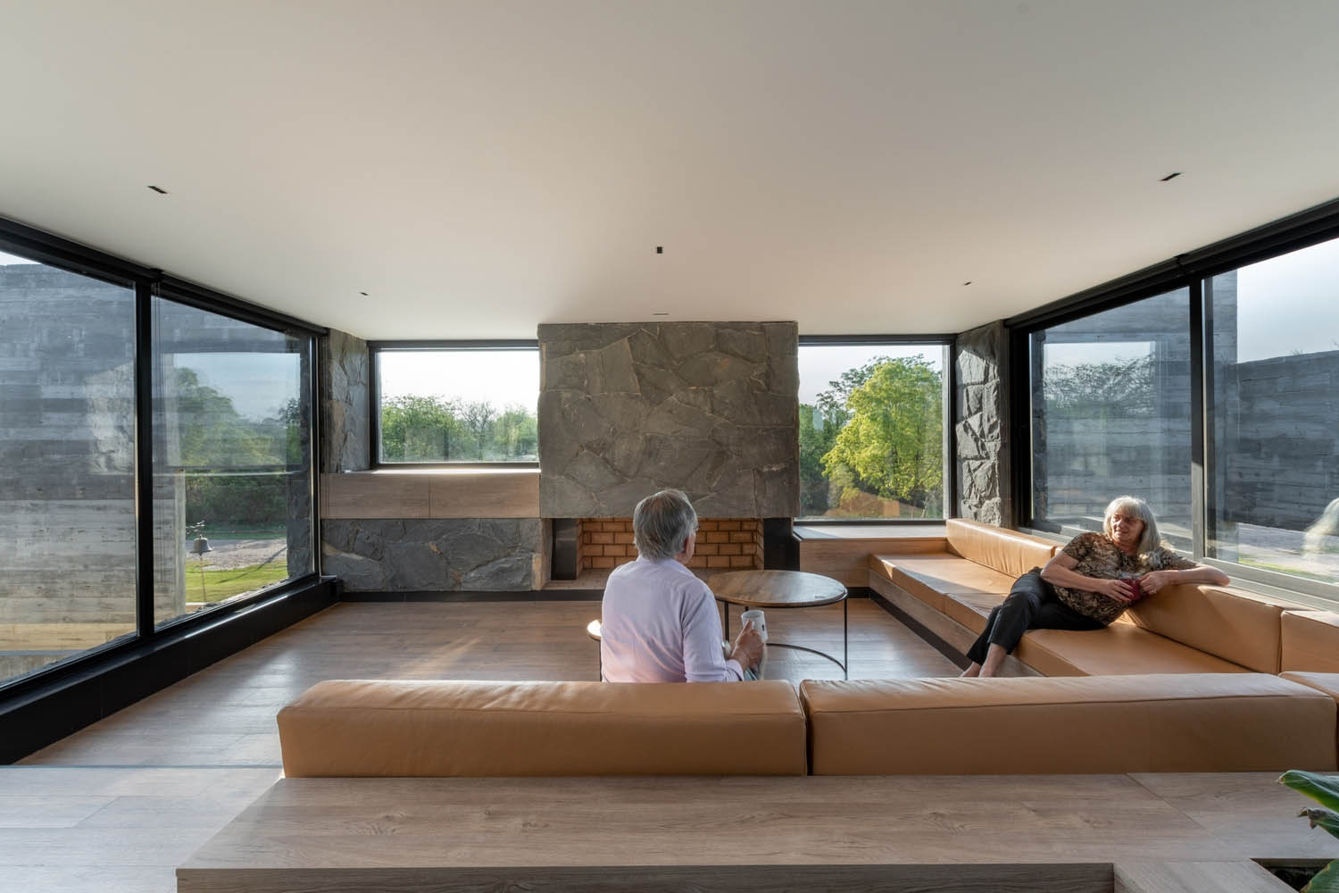 10 Houses with Sofas Built in to the Architecture - 14409