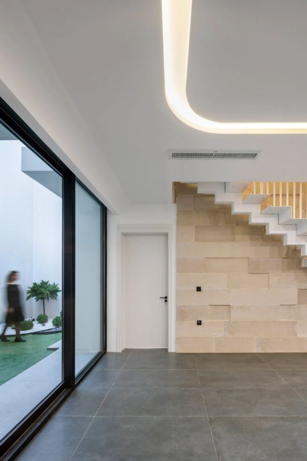 Flowing brick facade creates shaded alcoves for home in Iraqi Kurdistan by Zakaa - 5632