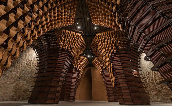 غرفه عربستان در رویداد دوسالانه معماری ونیز، مملو از مجسمه های دیدنی چوبی و سفالی است.