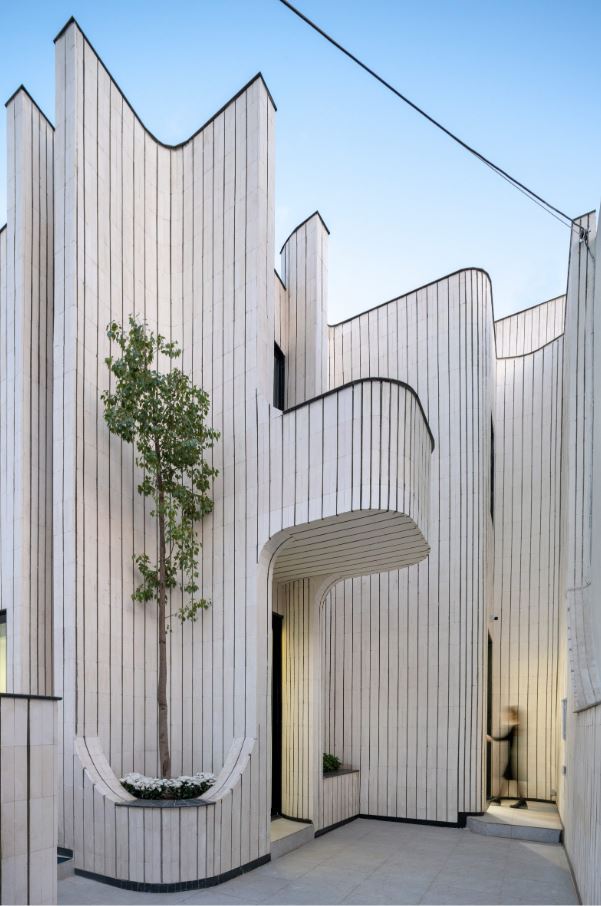 Flowing brick facade creates shaded alcoves for home in Iraqi Kurdistan by Zakaa - 5629