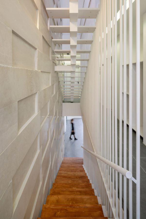 Flowing brick facade creates shaded alcoves for home in Iraqi Kurdistan by Zakaa - 5631