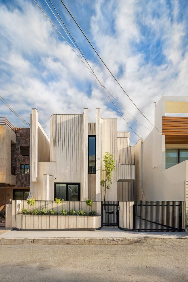 Flowing brick facade creates shaded alcoves for home in Iraqi Kurdistan by Zakaa - 5628