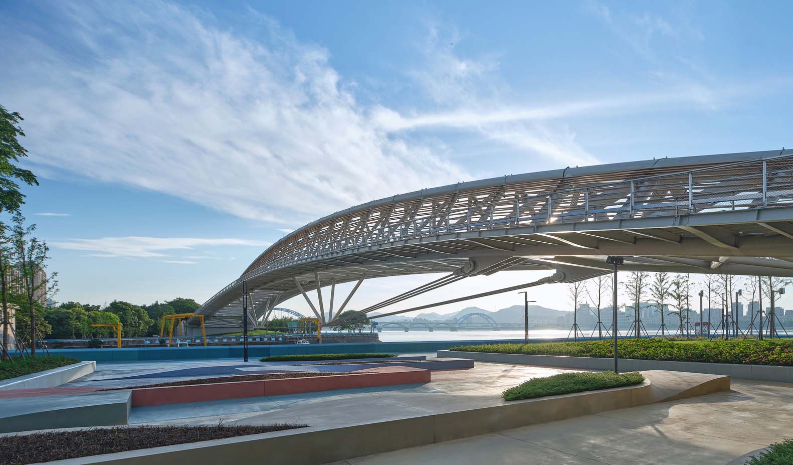 پل ابریشم در فضای عمومی حاشیه رودخانه هانگژو طراحی شده توسط استودیو معماری و طراحی اصلی TJAD